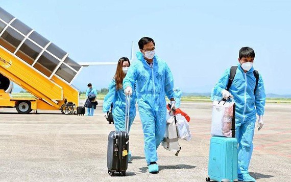 5 người đi cùng chuyến bay với ca nhiễm chủng Omicron đầu tiên tại Việt Nam đã 3 lần âm tính