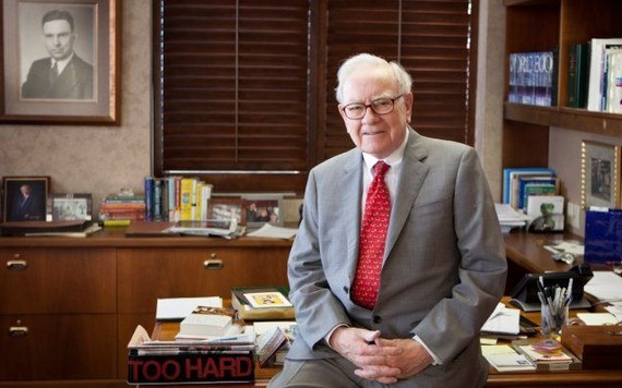 Tỷ phú Warren Buffett đang nhận bao nhiêu tiền lương một năm?