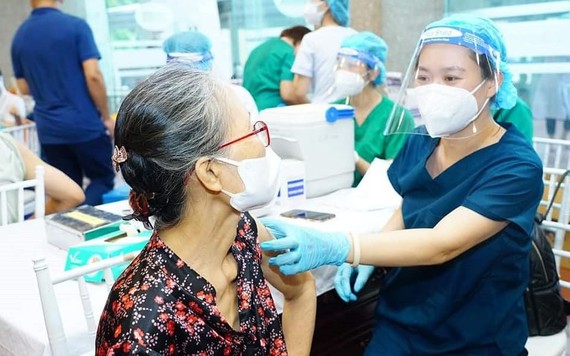 Cả nước có thêm 16.417 ca dương tính COVID-19 trong ngày 6/1