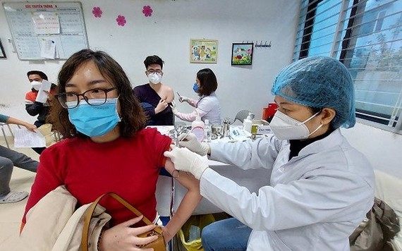 Việt Nam có thêm 12.170 ca dương tính COVID-19 trong ngày 5/2, số ca nhiễm ở TP.HCM giảm mạnh