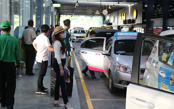 Giá taxi tăng gấp đôi, khách ở sân bay Tân Sơn Nhất vẫn khó bắt xe