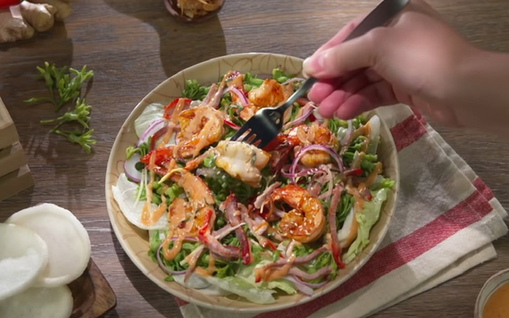 Món ngon mỗi ngày: Salad hoa lý tôm xá xíu
