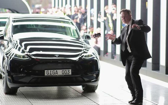Elon Musk nhảy múa mừng khai trương nhà máy xe điện 5 tỷ Euro