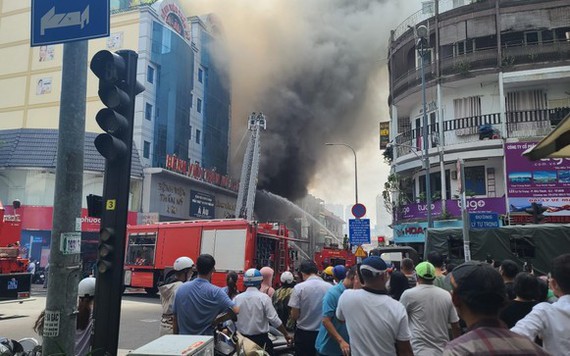 Cháy lớn quán bar gần chợ Bến Thành, nhiều người hoảng loạn