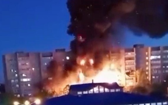 Máy bay chiến đấu Nga đâm vào tòa nhà dân cư ở thành phố miền Nam gần Ukraina