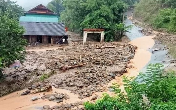 Lũ quét gây ngập lụt ở thị trấn Mường Xén, Nghệ An