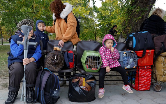 Hàng ngàn dân thường rời khỏi thành phố Kherson