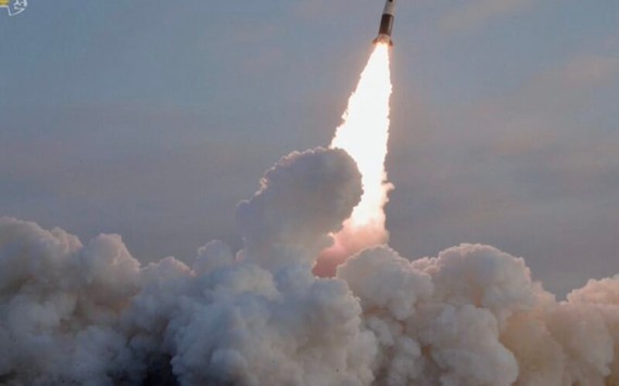 Tên lửa thử nghiệm của Triều Tiên được cho là bay qua lãnh thổ Nhật Bản