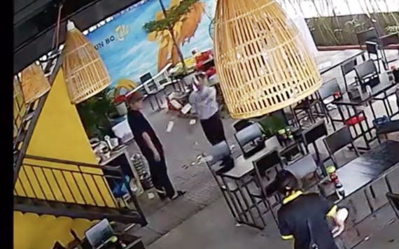 Cán bộ ném tiền trong quán ăn ở Đà Nẵng bị khiển trách