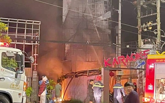 Cháy quán karaoke ở Tây Ninh, biển hiệu và một xe máy bị thiêu rụi