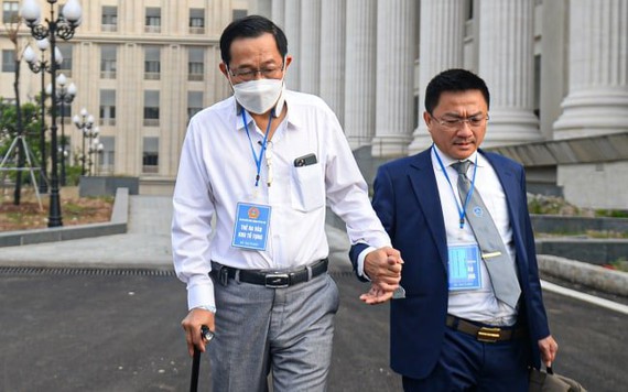 Cựu Thứ trưởng Cao Minh Quang nhập viện điều trị, tòa tuyên án vắng mặt