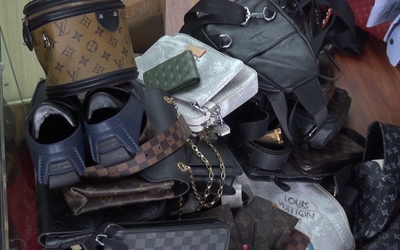 Thu giữ gần 2.000 túi xách, giày dép hiệu Louis Vuitton, Gucci, Dior... giả tại TP.HCM