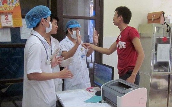 Nhân viên y tế ở Hà Nội bị hành hung có thể gọi về 30 đường dây nóng của công an