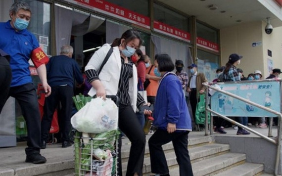 COVID-19 tăng đột biến ở Bắc Kinh, người dân hoảng loạn mua sắm