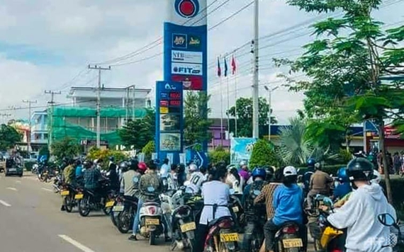 Khủng hoảng nhiên liệu tại Lào, người xếp hàng dài tại các trạm xăng dầu