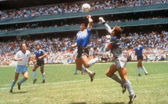 Chiếc áo 'bàn tay của Chúa' của Diego Maradona được bán với giá kỷ lục 7,1 triệu bảng Anh