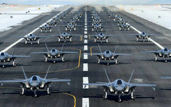 Lầu Năm Góc mua 375 chiến đấu cơ tàng hình F-35 