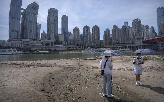 Sông Dương Tử cạn trơ đáy, hạn hán làm gián đoạn ngành công nghiệp