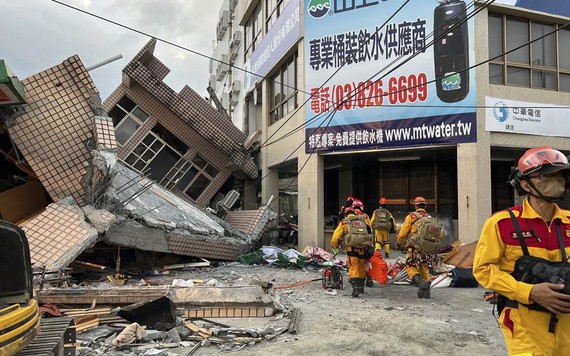 Nhà đổ sập, tàu trật bánh vì động đất ở Đài Loan, Nhật Bản phát cảnh báo sóng thần