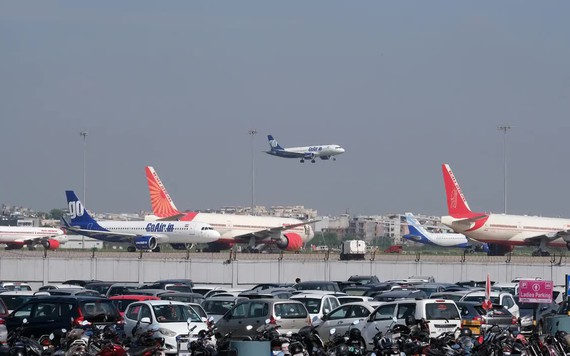 Ấn Độ đề xuất cấm phi công, tiếp viên dùng nước hoa