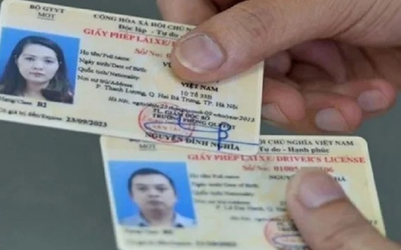 Giảm phí cấp đổi giấy phép lái xe, hộ chiếu trực tuyến