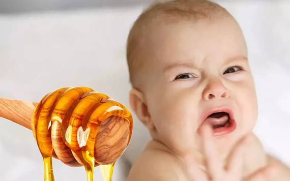 Cho trẻ sơ sinh ăn mật ong có thể bị ngộ độc