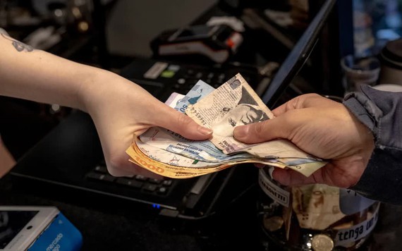 Đồng peso phá giá hơn 50% trong cải cách kinh tế mới