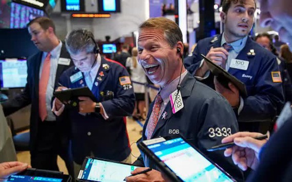 Dow Jones vượt 37.000 điểm lần đầu tiên trong lịch sử