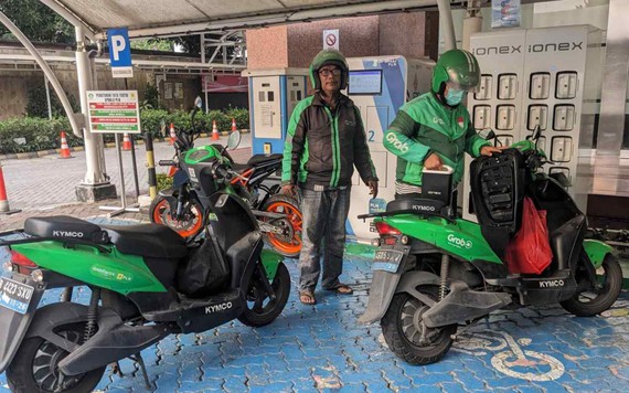 Xe 2 bánh điện ở Indonesia lấn sân với Gojek và Grab
