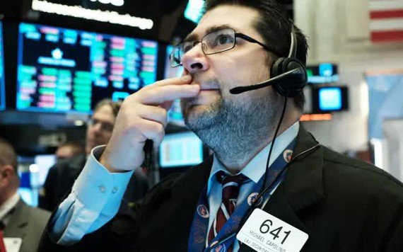 Dow Jones lao dốc gần 500 điểm, đứt nhịp tăng kéo dài 9 phiên