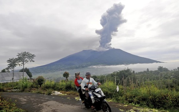 Núi lửa Marapi phun trào ở Indonesia, tìm thấy thi thể 11 nhà leo núi