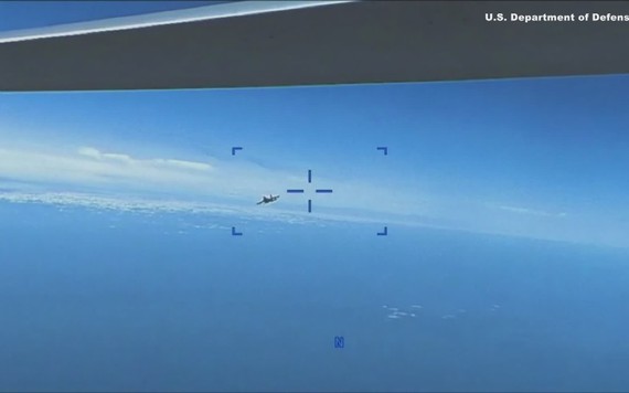Xem khoảnh khắc chiến đấu cơ Nga chặn máy bay không người lái của Mỹ