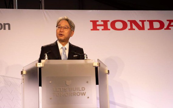 CEO Honda đặt cược vào công nghệ pin mới để bắt kịp cuộc đua xe điện