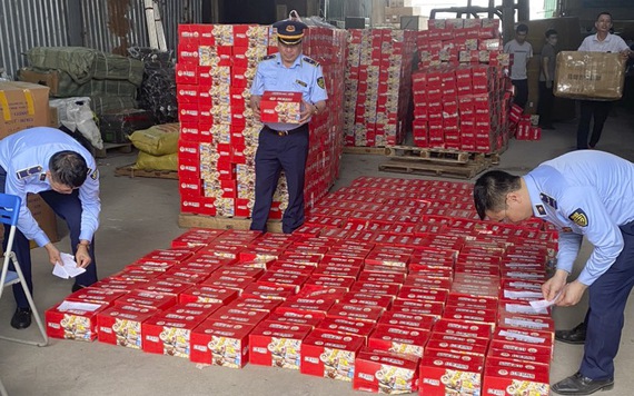 Thu giữ hàng ngàn hộp bánh nội địa Trung Quốc nghi nhập lậu