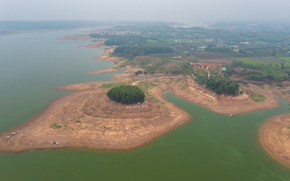 Hồ Trị An cạn nước, người dân kiếm tiền triệu mỗi ngày
