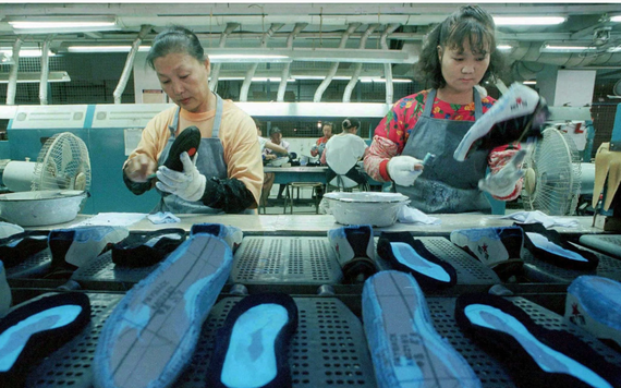 Công ty sản xuất giày cho Nike, Adidas cắt giảm 6.000 công nhân