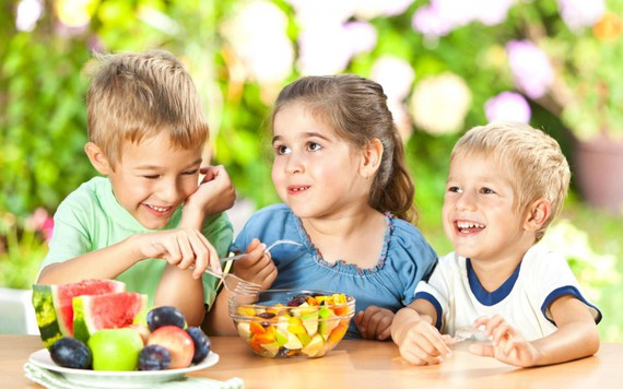 Trẻ ăn gì để đảm bảo sức khỏe và phòng bệnh mùa hè
