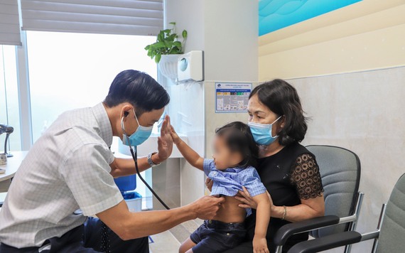TP.HCM nắng nóng kéo dài: Trẻ ồ ạt nhập viện vì bệnh đường hô hấp