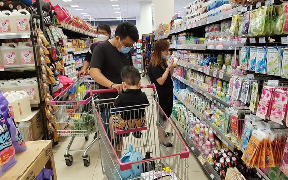 Hàng tiêu dùng giảm giá mạnh tại siêu thị