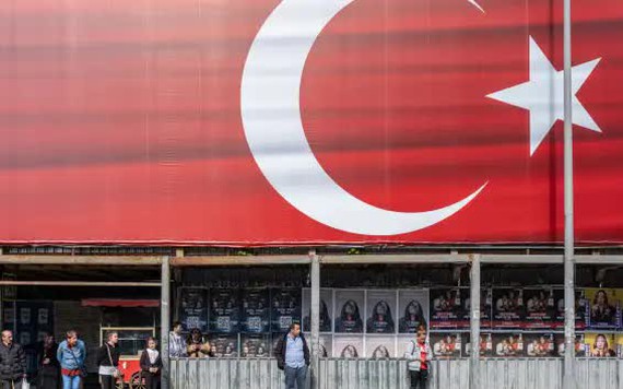 Thổ Nhĩ Kỳ tăng lãi suất lên 15% để chống lạm phát