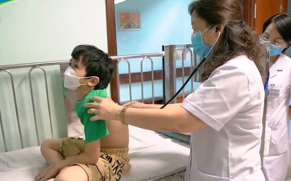 Hàng loạt trẻ viêm phổi Mycoplasma nhập viện, dễ nhầm lẫn với cảm cúm thông thường