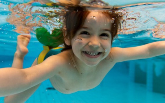 Cẩn thận viêm tai giữa khi trẻ em đi bơi vào mùa hè