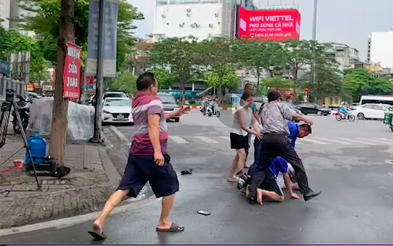 Hà Nội: Phóng viên bị cản trở, hành hung dã man khi tác nghiệp