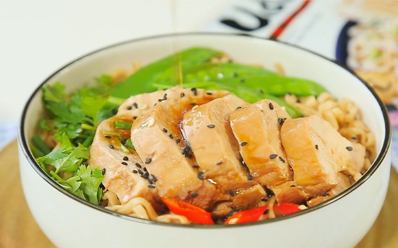 Hướng dẫn làm món mì Udon gà sốt miso đậm đà, thơm phức