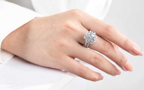 Bộ sưu tập nhẫn kim cương lấy cảm hứng từ thế giới hoa