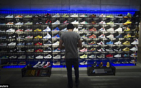 Adidas và Puma đặt cược vào xu hướng 'sneaker samba' trên thị trường khó khăn