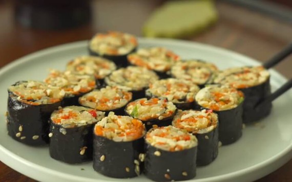 Món ngon mỗi ngày: Cách làm kimbap bắp cải đậu hũ đơn giản, thanh đạm