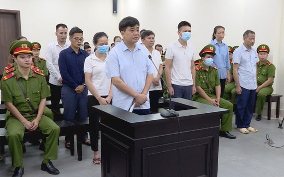 Cựu Chủ tịch Hà Nội Nguyễn Đức Chung bị đề nghị 2-3 năm tù vụ nâng giá cây xanh