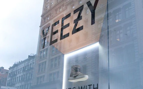 Adidas xả hàng giày Yeezy, hy vọng tăng doanh thu 2023