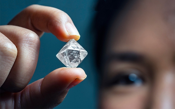 Giá kim cương đang rơi tự do khi ngày càng nhiều 'đồ nhân tạo'